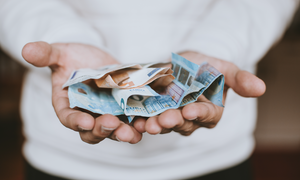 Geöffnete Hände mit Euro-Geldscheinen
